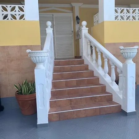 House For * 阿德耶